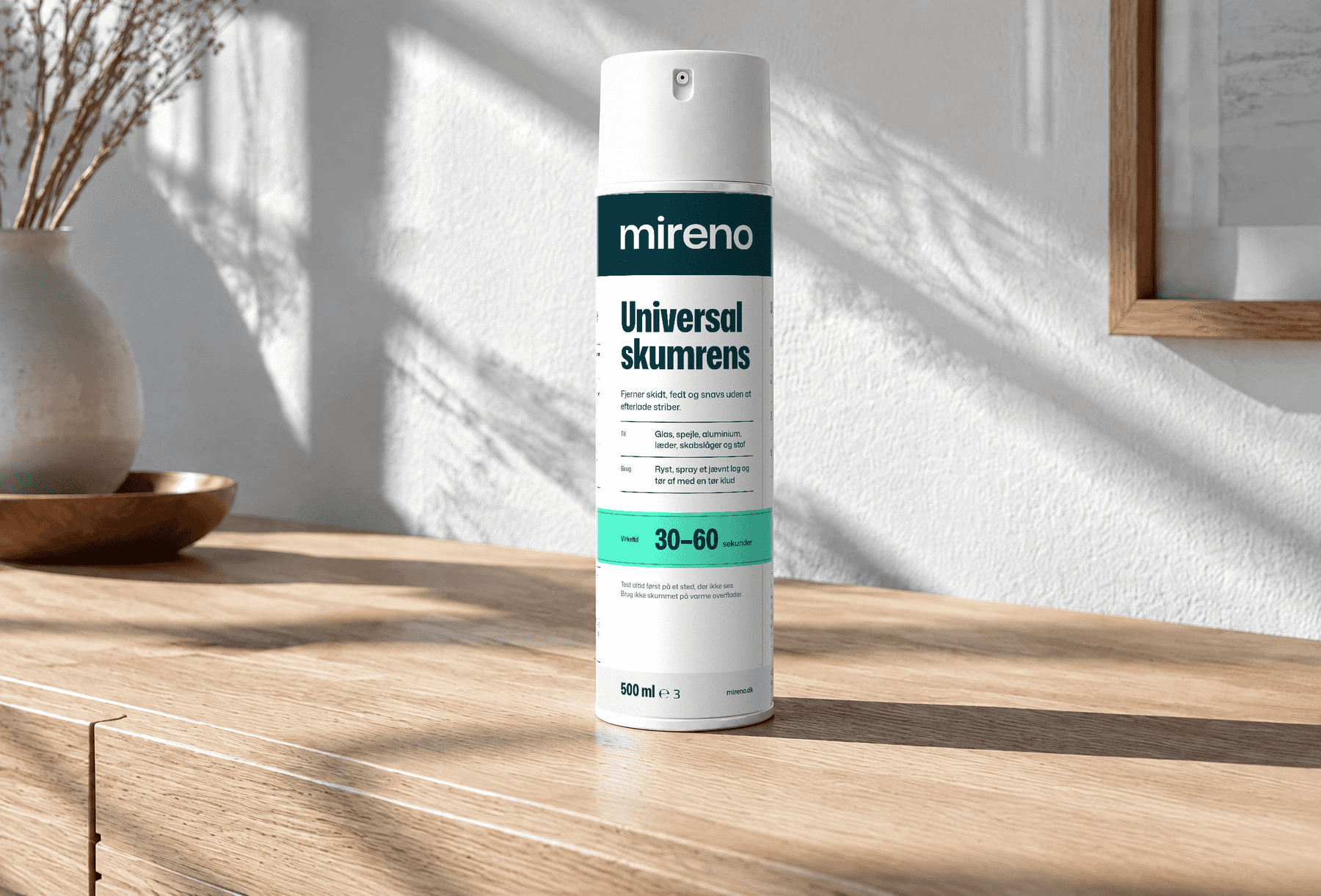 Universal skumrens fra mireno, en 500 ml dåse, på en egetræskommode i vintersol (illustration: dåsen er gengivet efter etiketten)
